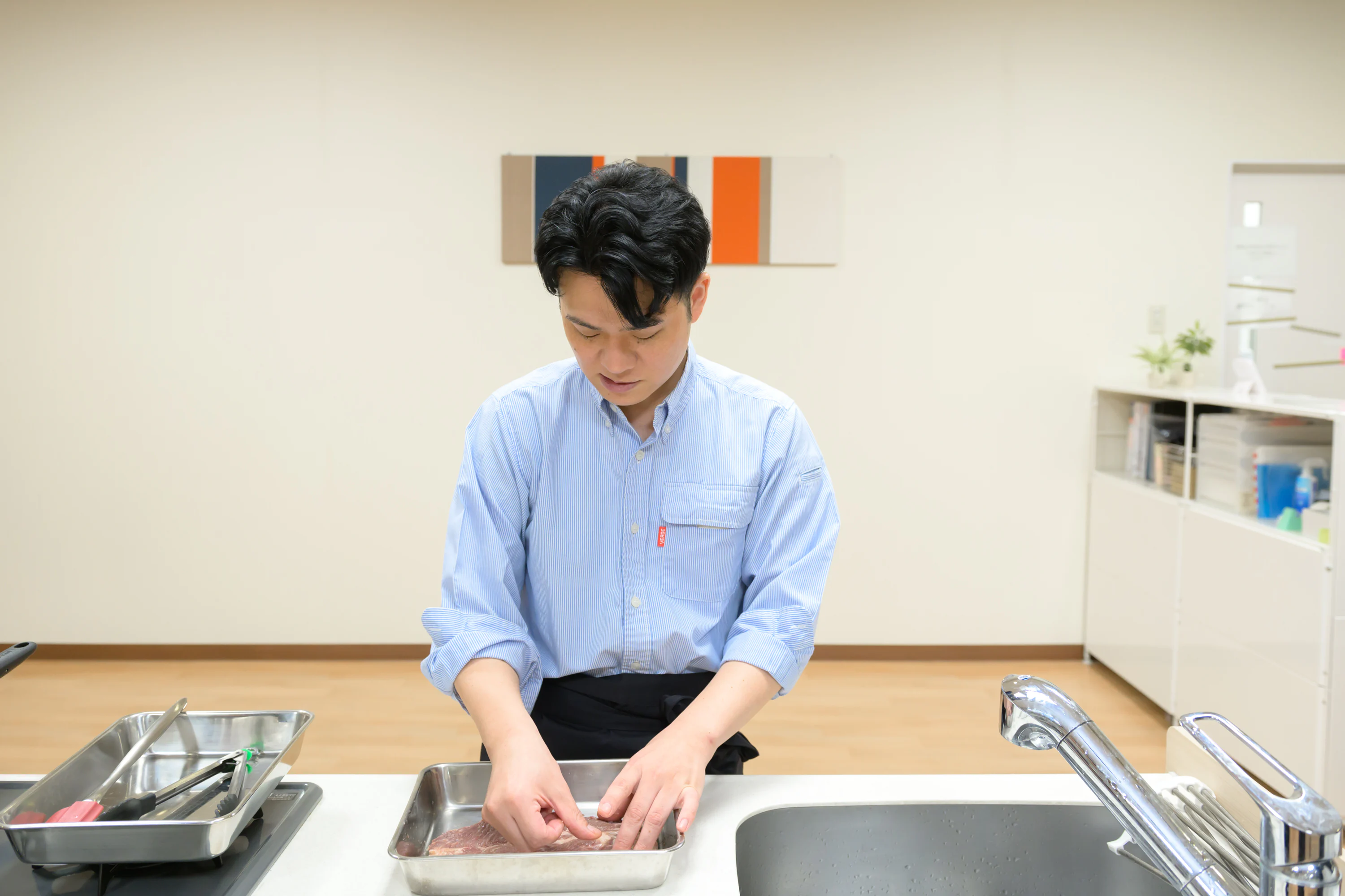 肉を揉む木場さん