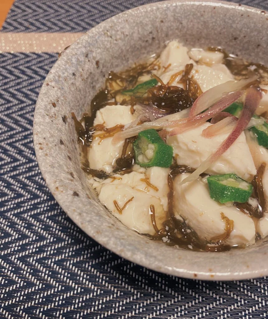 絹豆腐ともずくをゆず胡椒で和えたもの