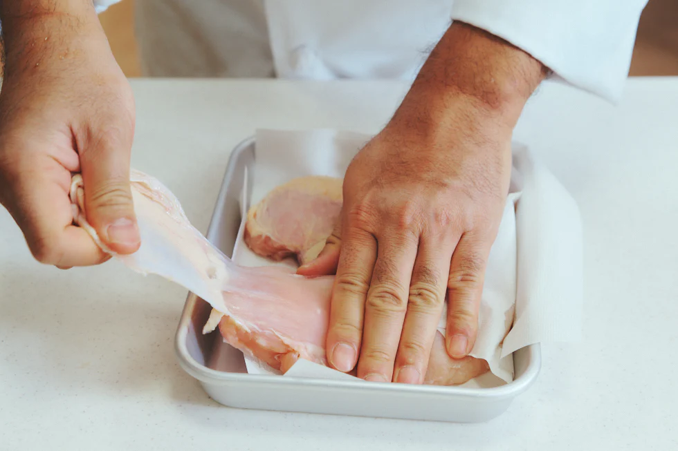 鶏肉を調理する際は、絶対に水洗いしないこと。「カンピロバクター」という細菌が、水しぶきと一緒に周囲に飛び散り、キッチン内を汚染する可能性があります。殺菌のため、中心部までの加熱は必須