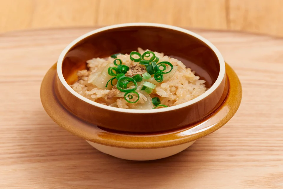 鶏白湯仕立ての勝浦タンタンメン風釜飯