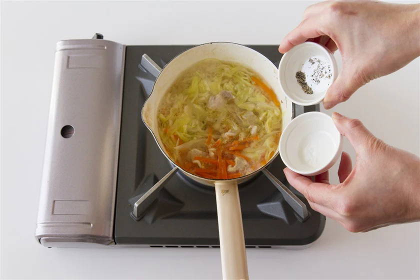豚肉とせん切り野菜の簡単コンソメスープのつくり方_3_1