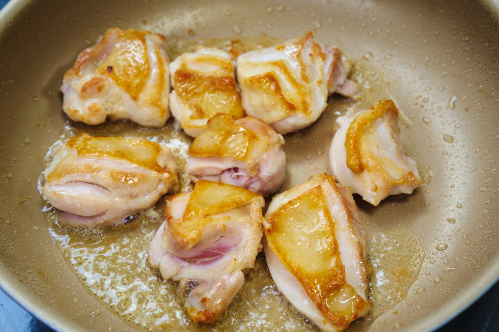 一口大に切った鶏もも肉に、塩で下味をつけ、焼きます