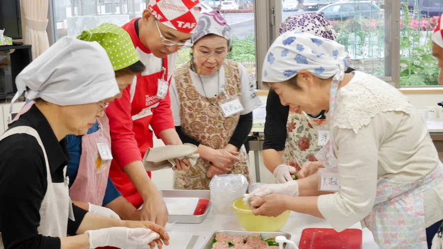 移動式キッチンで、共につくり共に食べる場を