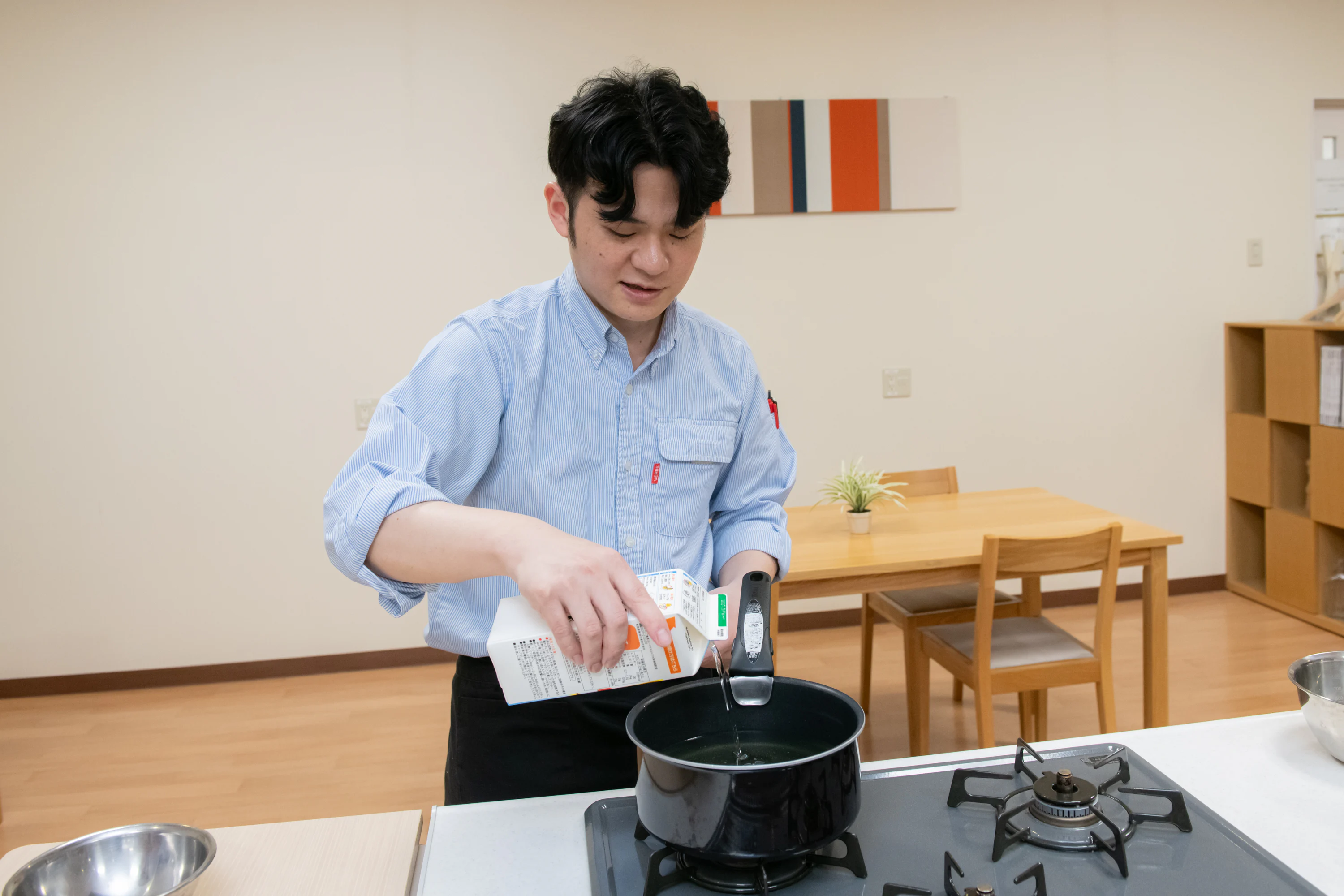 少ない油で揚げたい方もいらっしゃると思いますが、「究極のから揚げ」は多めの油で揚げてサクッと仕上げます。