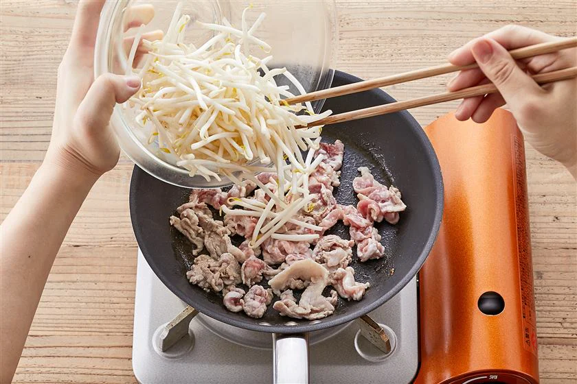 豚肉ともやしのオイマヨ卵とじのつくり方_3_1