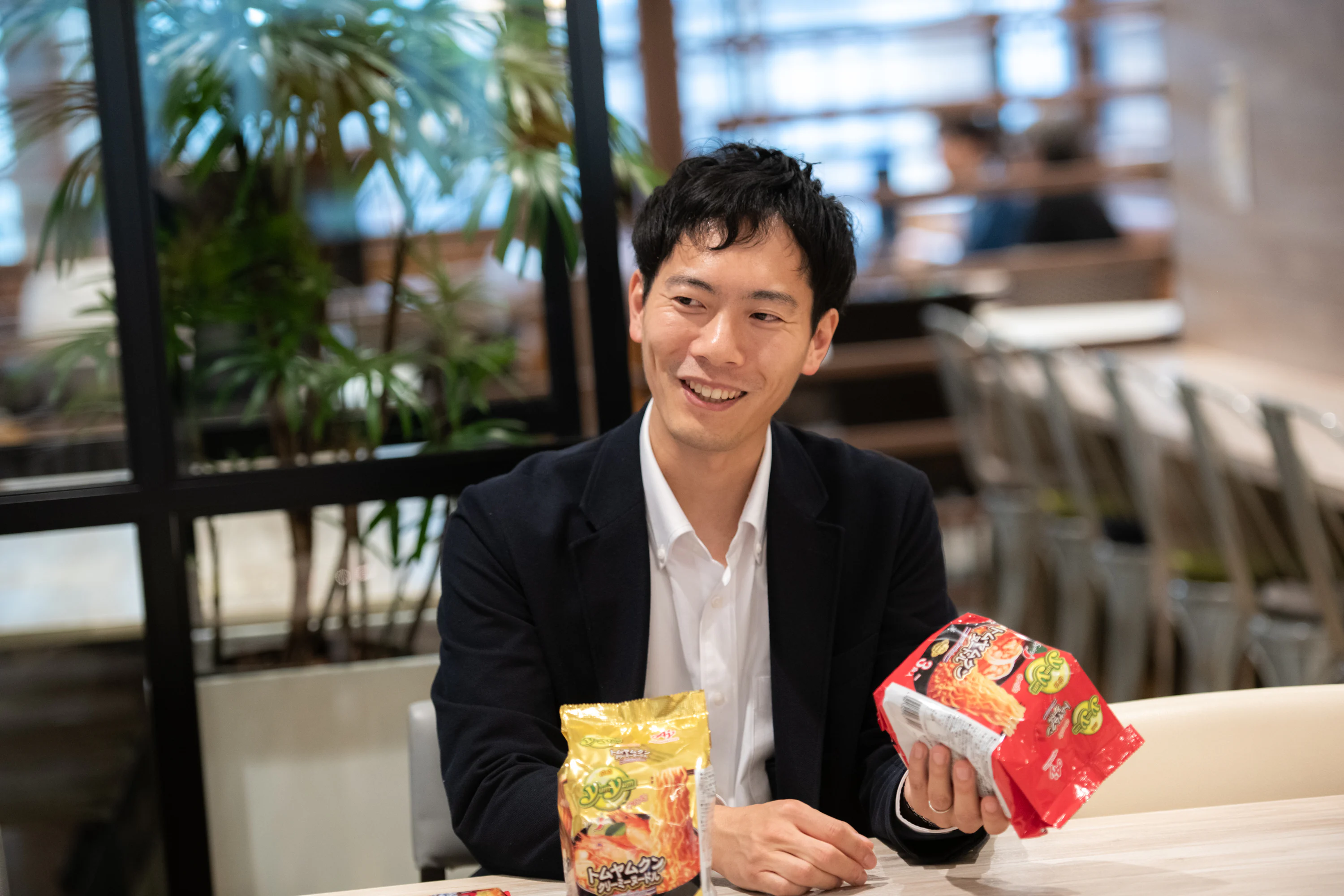 スープが絡みつくもちもち食感のオリジナル麺