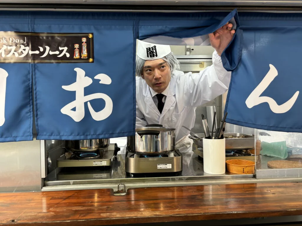 藤原竜也さんがいろんなところに？！「闇」帽子をかぶった店主がお出迎え