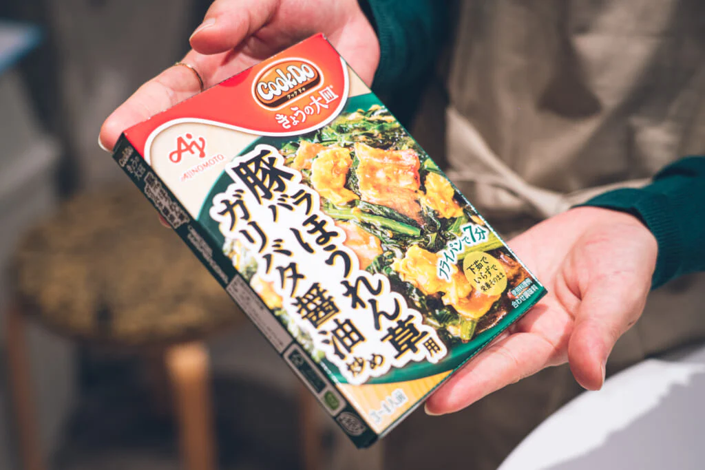 Cook Do® きょうの大皿®」豚バラほうれんそう用ガリバタ醤油炒め
