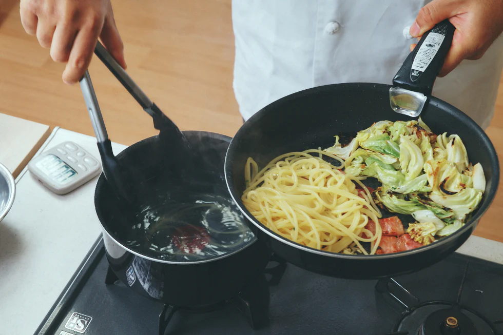 このアレンジでは短時間で和えるため、パスタは袋の表示通りにゆでる