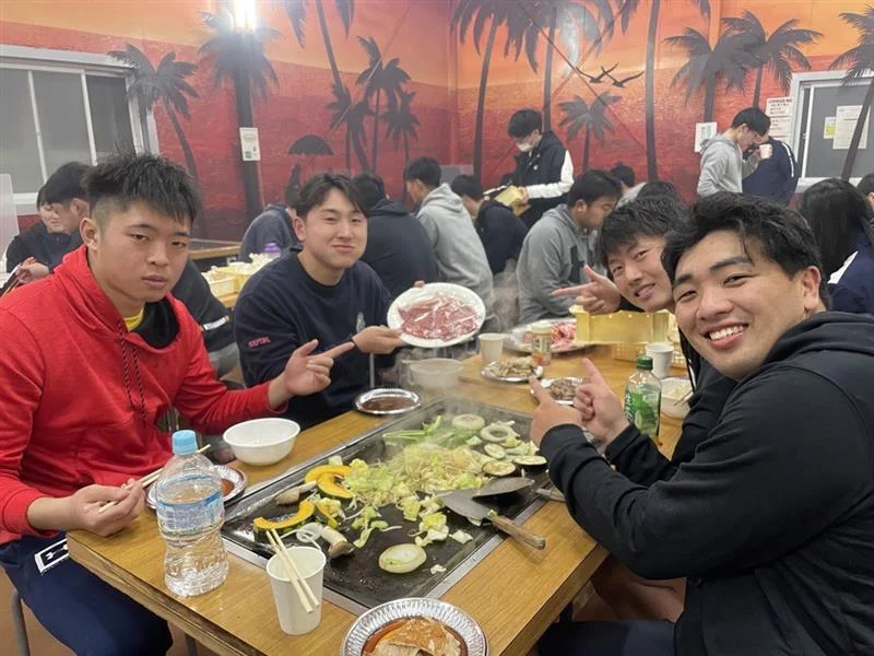 大学時代、ラグビー部のチームメイトとの食事風景