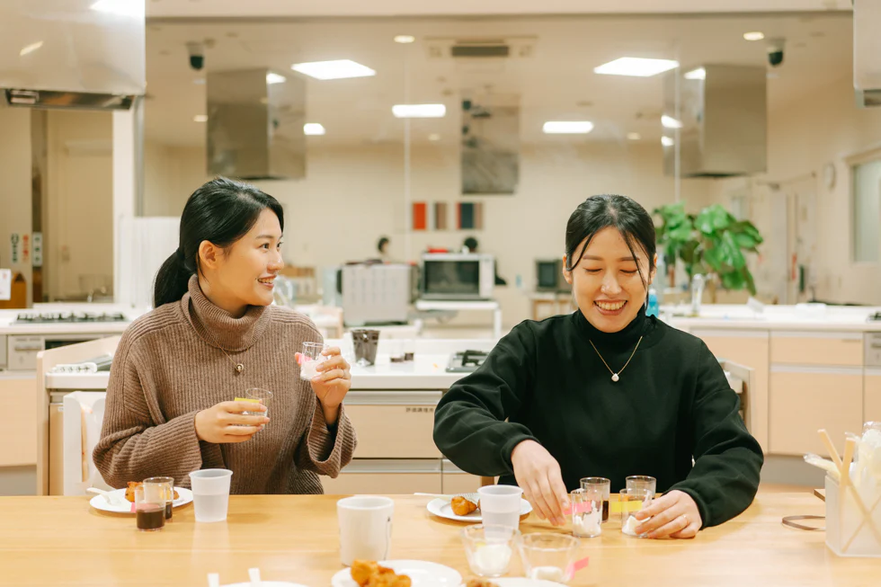 「味の言語化」に挑戦した、AJINOMOTO PARK編集部員の瀧本（左）と仁科（右）