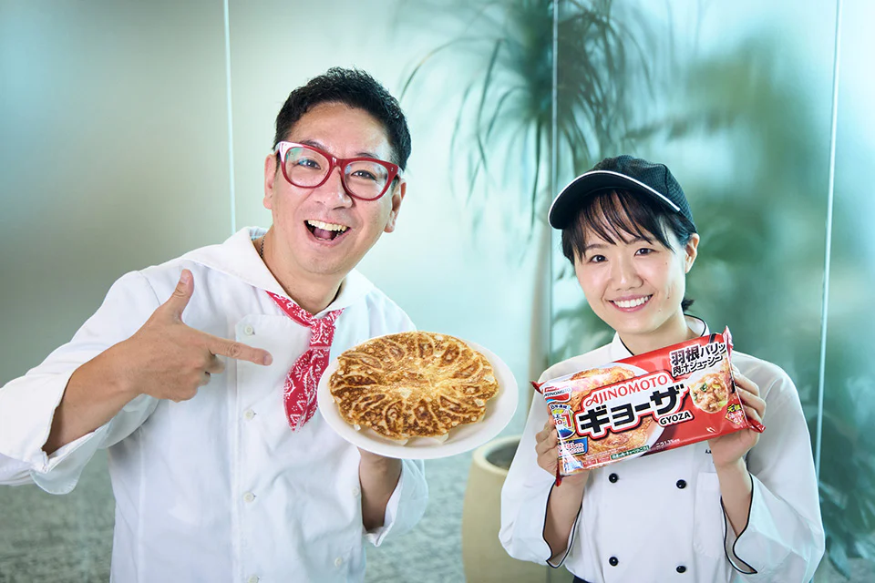 【タレのレシピも！】
1万個食べた開発者×餃子芸人が語る、
「ギョーザ」のおいしさの裏側