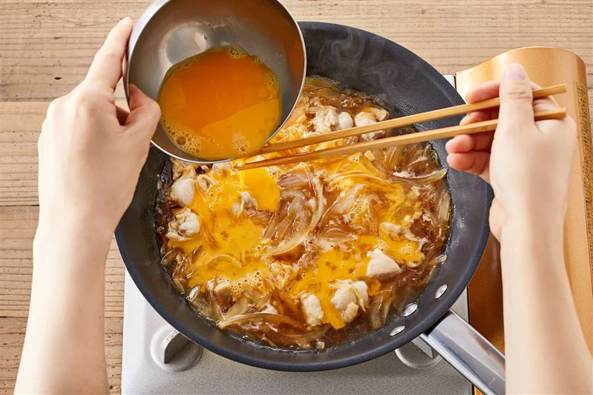 とろ~り卵に仕上げる!基本の親子丼のつくり方_2_1