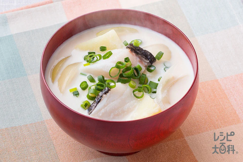 じゃがいもとたらの豆乳みそ汁