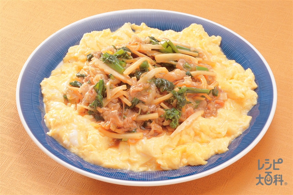 ふわふわ卵の辛味肉ソースかけ