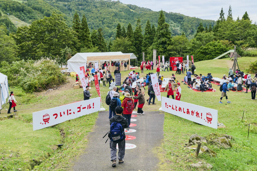 大自然の中に、突如現れたにぎやかな食堂