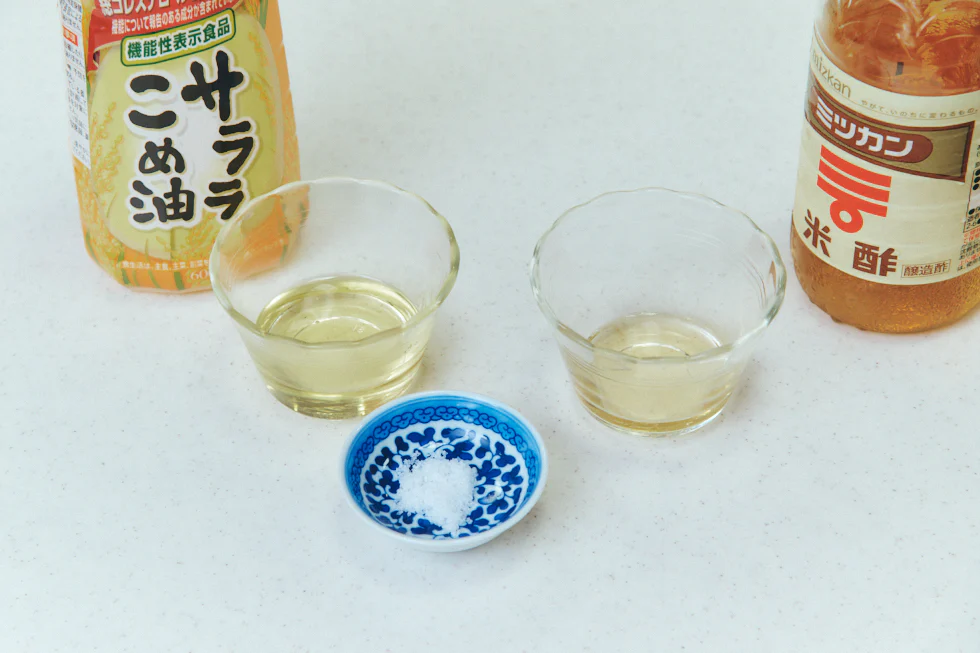 使う油は、オリーブオイルでもごま油でもなんでもOK！今回は米油を使用。