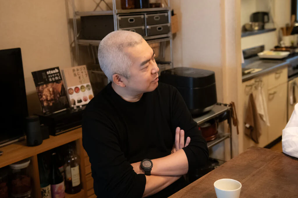夕方17時の小腹が減る時間に、大きなおにぎりを頬張るのが好きだというジュンイチさん。
