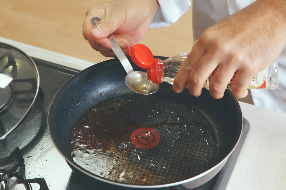 胸肉を焼いたあと、フライパンには肉汁が。これが味わい深いだしになる
