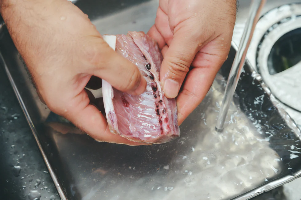 中骨のきわに血合いがあるので、流水でよく洗う