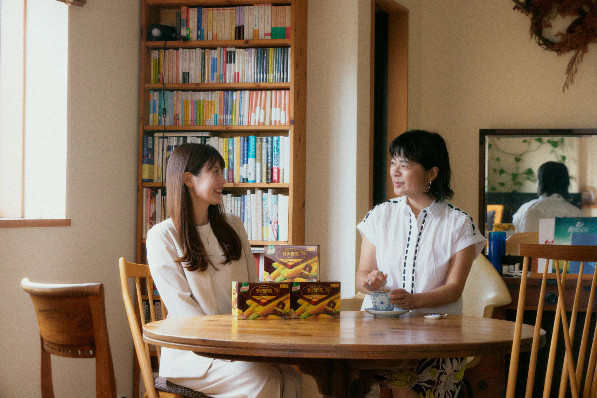 心が忙しい人の、ひと呼吸。
エッセイスト・大平一枝さんと
「クノール®贅沢野菜®」の時間
