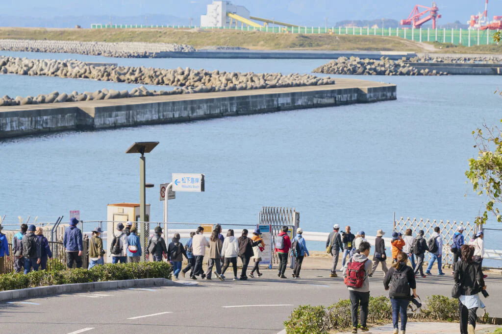 小名浜の海がキラキラ。歩くだけで気持ちが上がる道のり