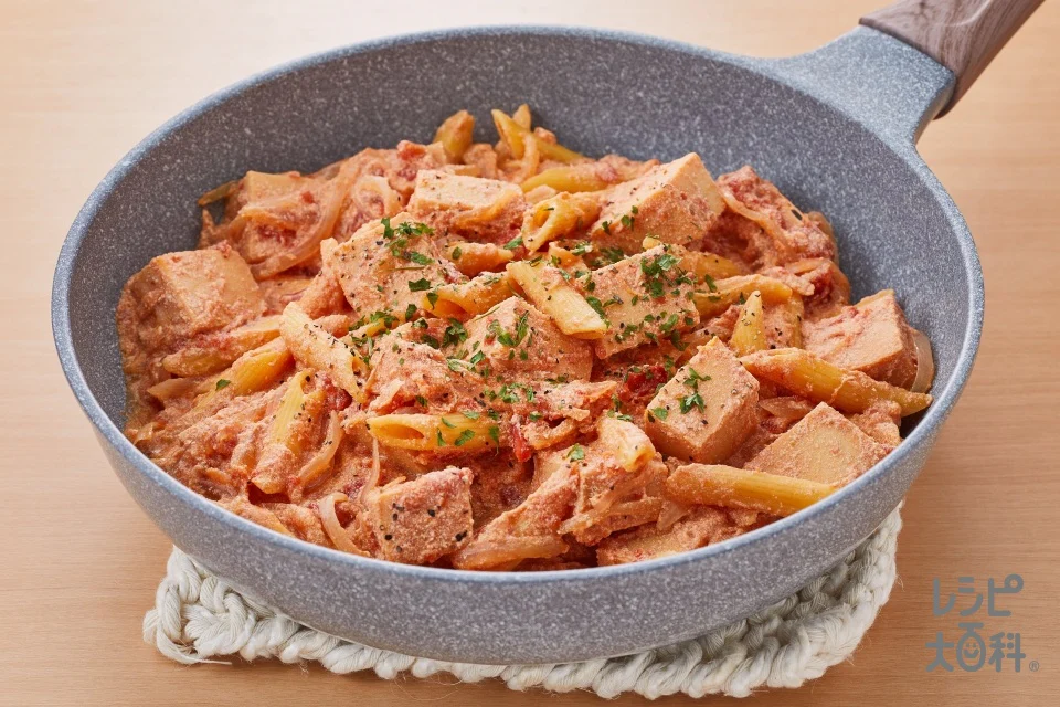 フライパン1つで!高野豆腐のクリーミートマトペンネグラタン風