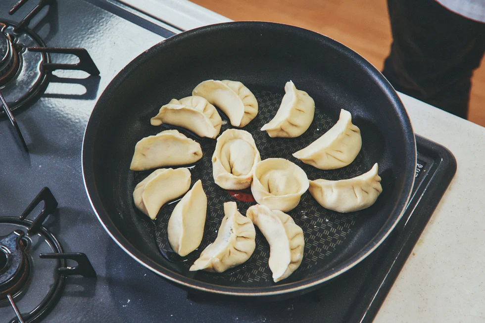 フライパンに包み終えた餃子を並べる