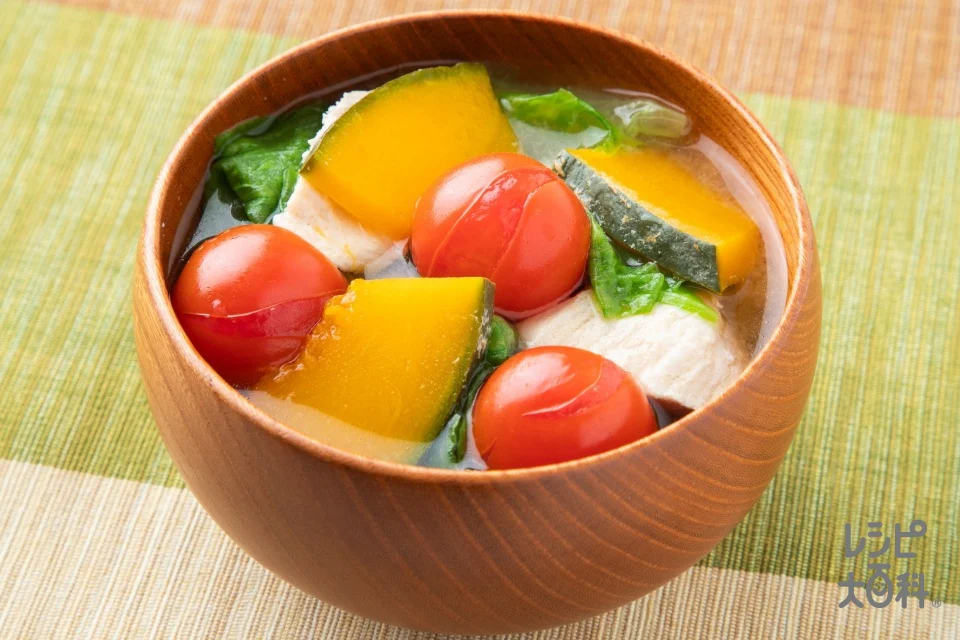 トマトと鶏肉の彩りみそ汁