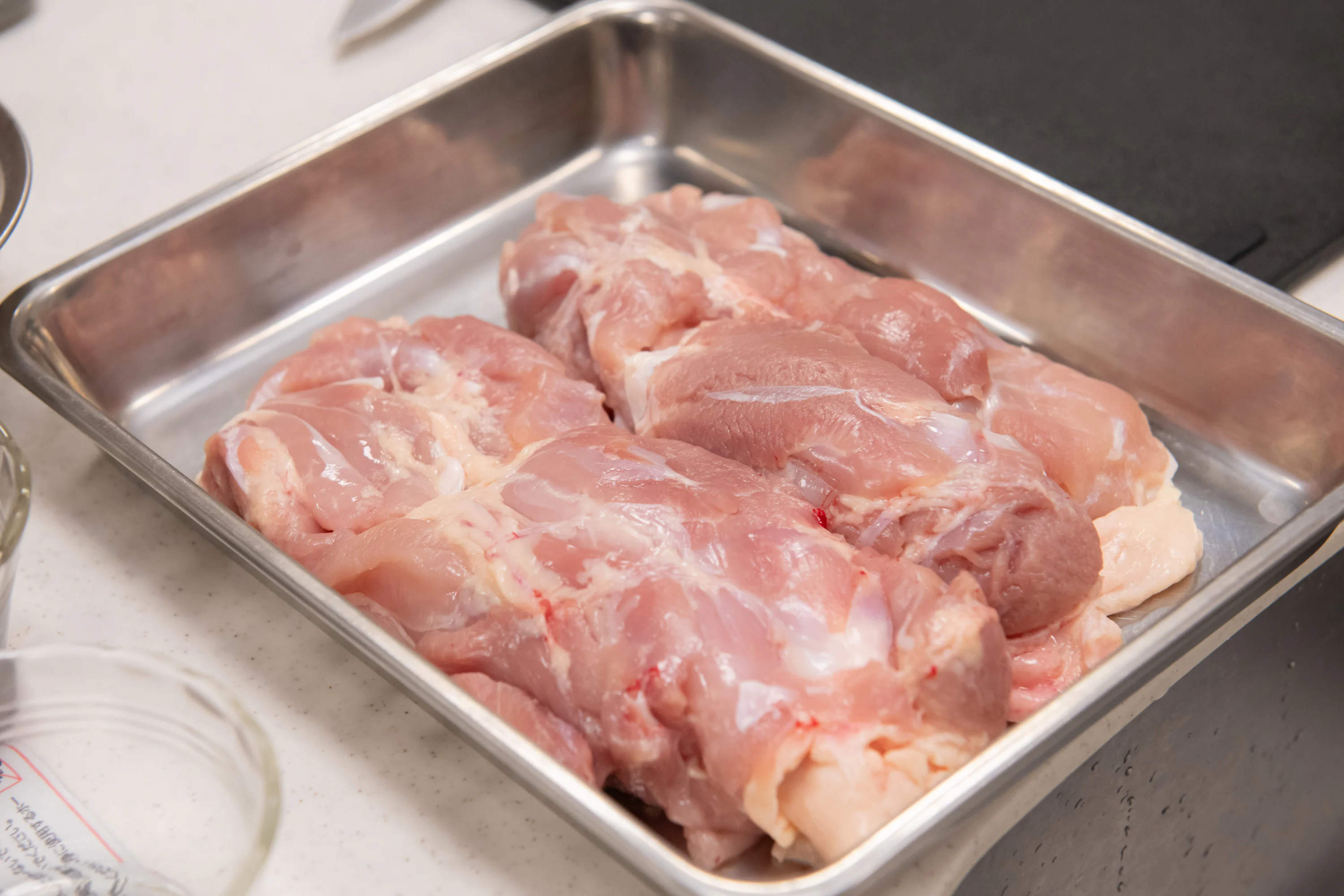 鶏肉はカットされたものではなく一枚肉を。理由は「好きな大きさに切れるから」。今回は大ぶりのから揚げを作ります