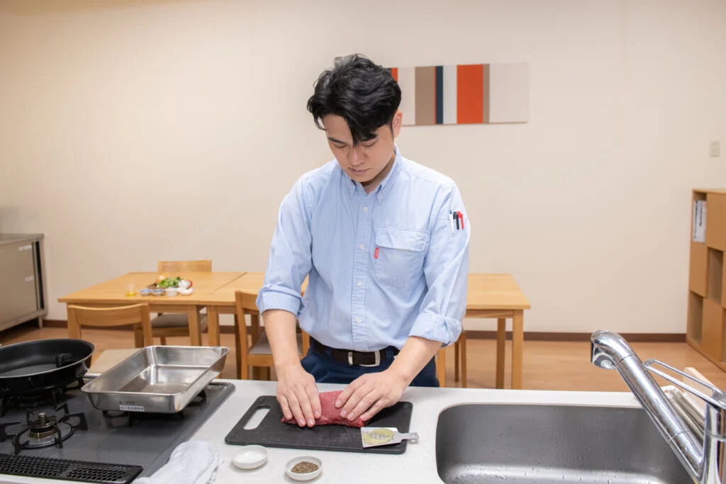 下味をつけるときは、ぜひ手袋をつけずに素手で擦り込んでください