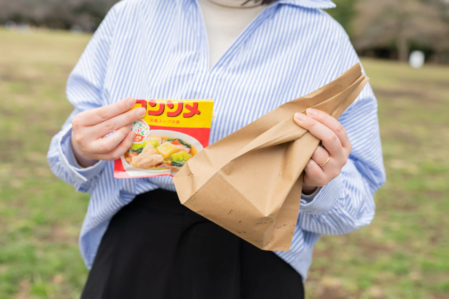 フライドポテト（約300g）を袋に入れたら、温かいうちに小さじ1の「味の素KKコンソメ＜顆粒タイプ＞」を入れ、袋を振ってなじませればフリフリポテトのできあがり。ポテトは冷凍品でも市販品でもOK。