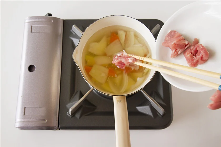 豚肉とじゃがいもの簡単おみそ汁のつくり方_2_1