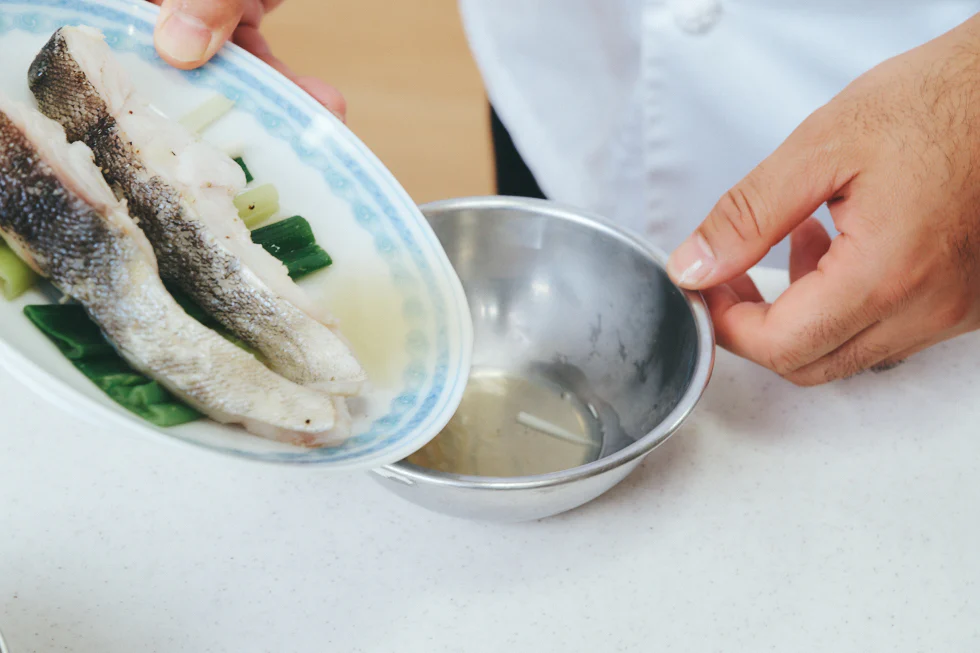 魚から出た水分を大さじ1ほど残して、余分な水分は取り除きます