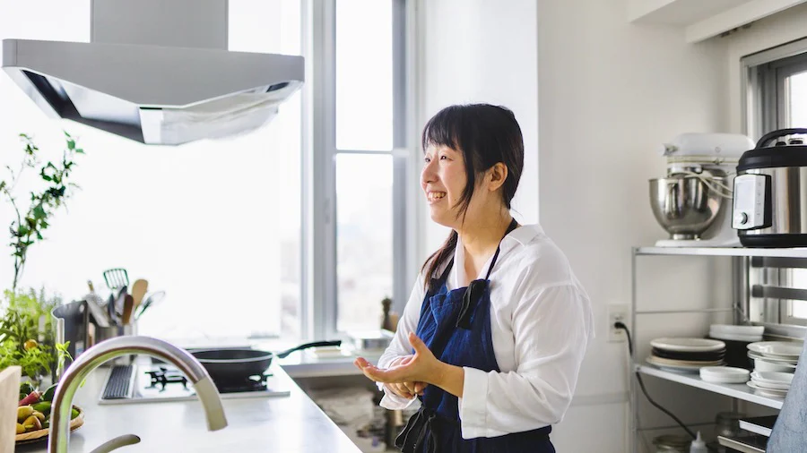 たくさんの光が入り込む開放的なカウンターキッチン