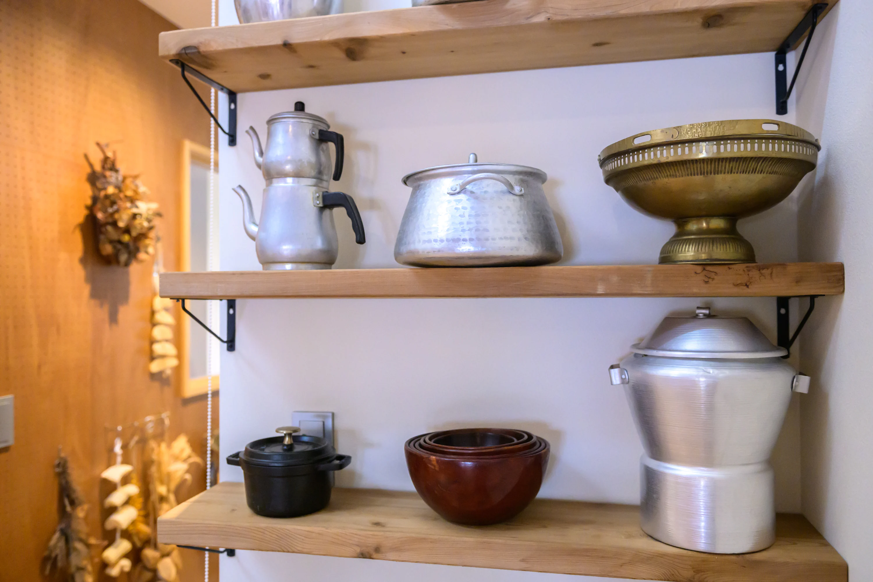 調理道具が並ぶ食器棚