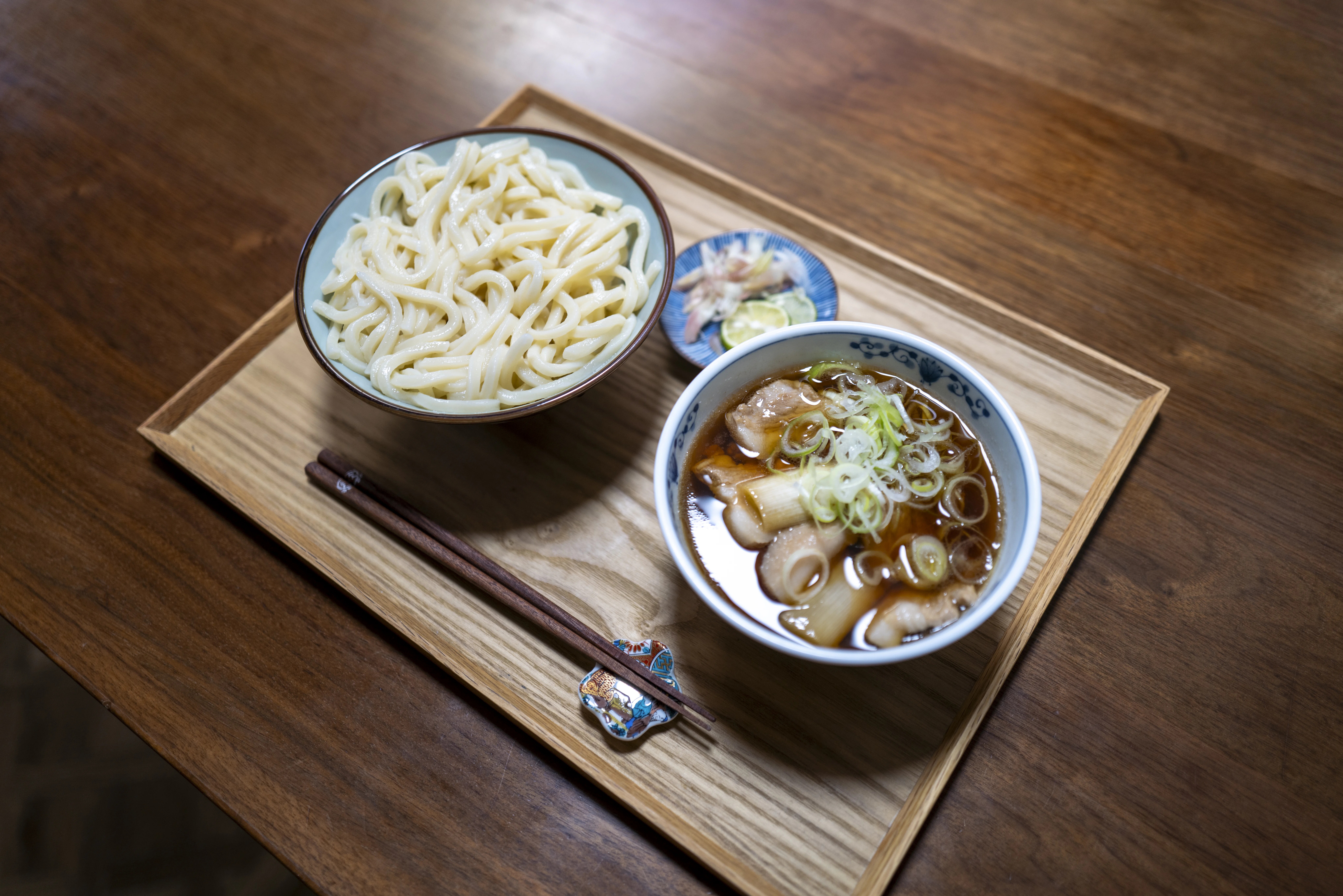 完成した武蔵野うどんがお箸と共にお盆に乗せられテーブルに置かれている様子