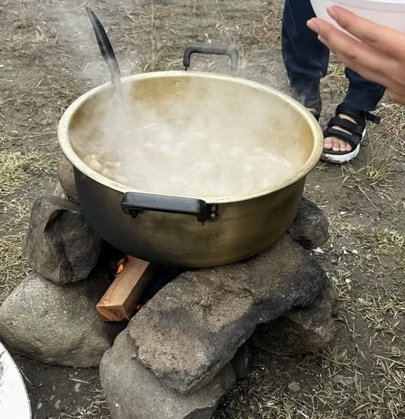 友人と楽しむ「芋煮会」の様子