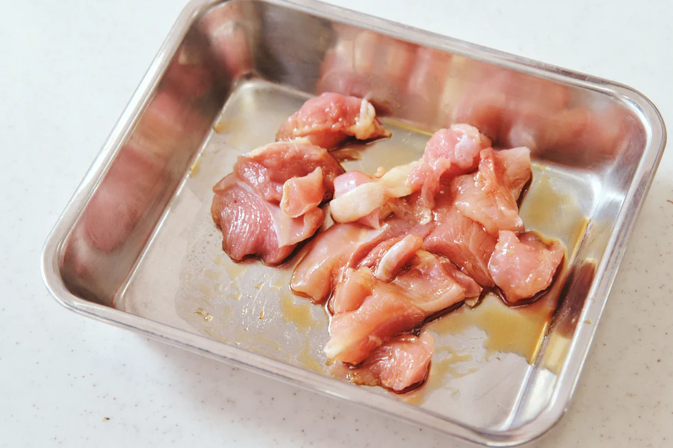鶏肉はそぎ切りにすることで火が通りやすくなり、断面積が大きくなるので下味もなじみやすくなる