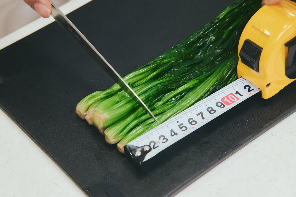 歯応えのある茎は、一口大=約3.3cm(一寸)四方に切ると食べやすい。