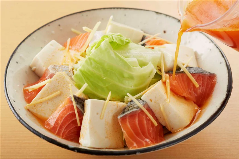 鮭と豆腐・キャベツのキムチレンジ蒸しのつくり方_3_2