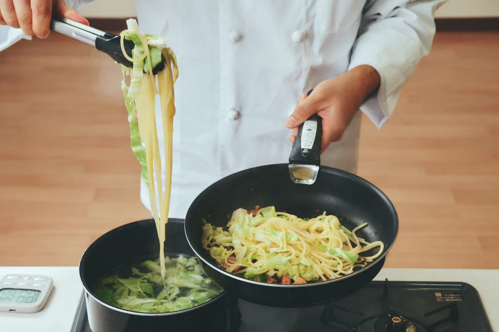 パスタとキャベツをフライパンへ移す