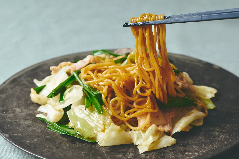 焼きそばをお皿に盛り付ける様子