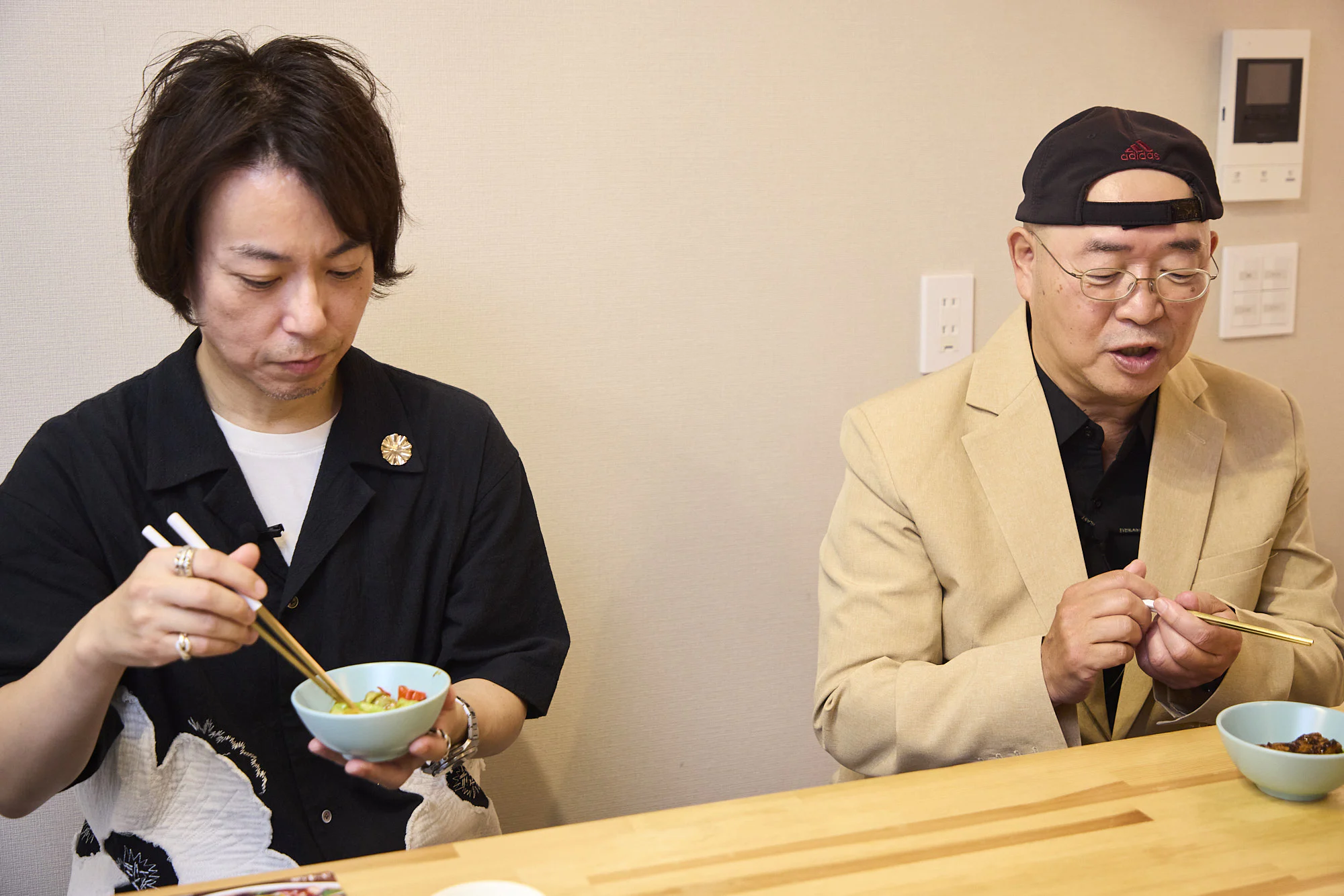 試食するあおき監督と西条さん