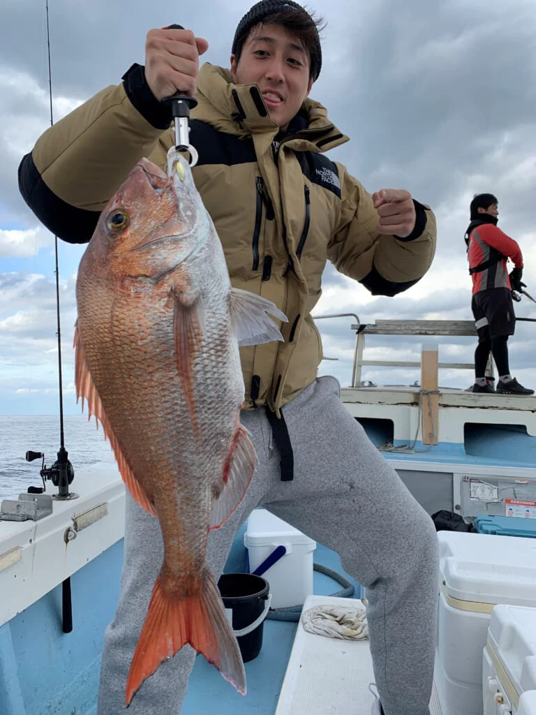 74センチのたいを釣り上げた前岡さん