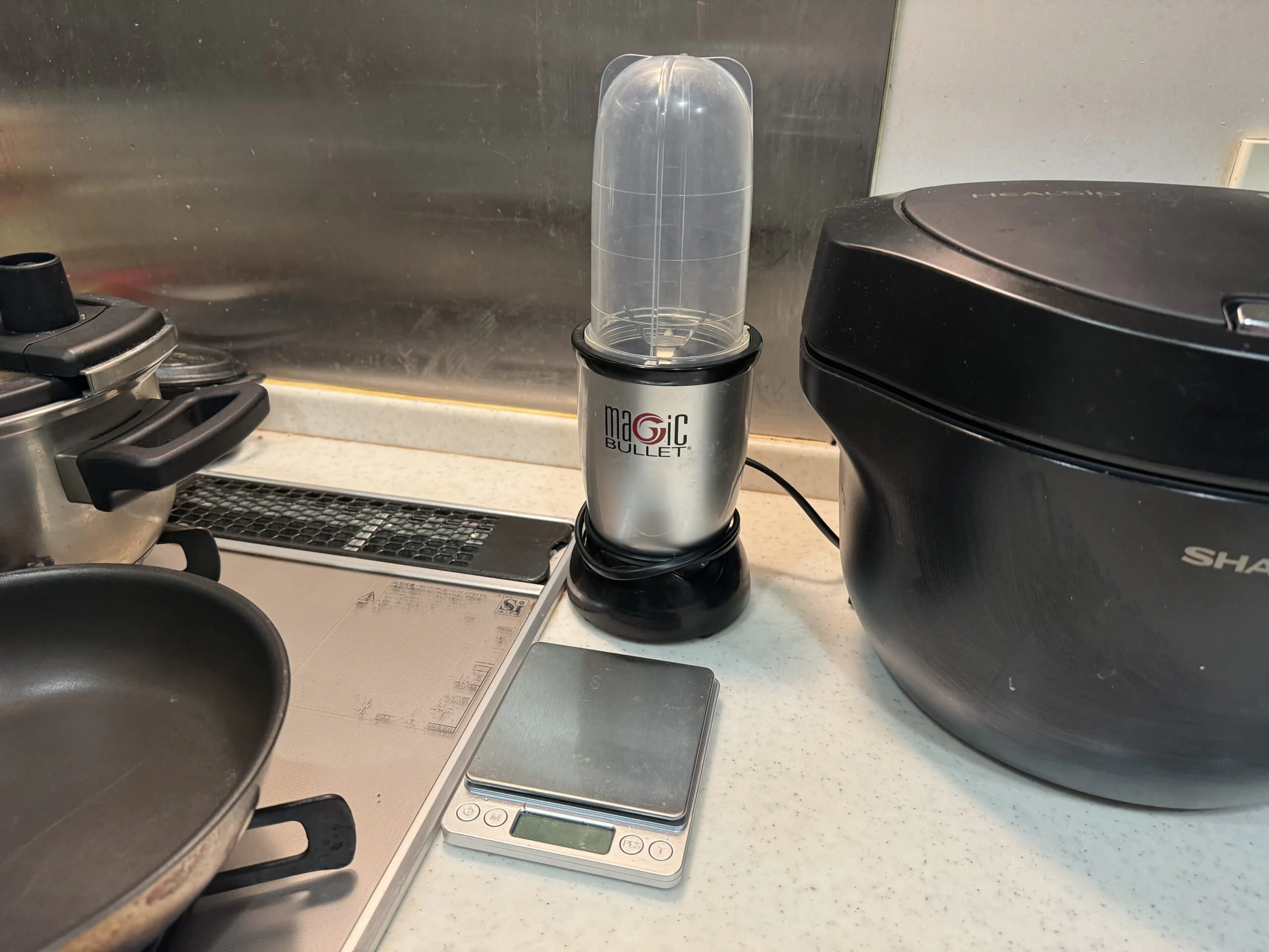 稲田さんのキッチン。手前にある小型のキッチンスケールも常設です。