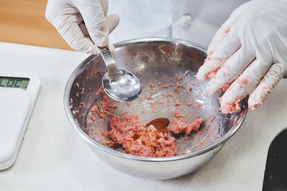 塩練りしたひき肉に調味料を加える