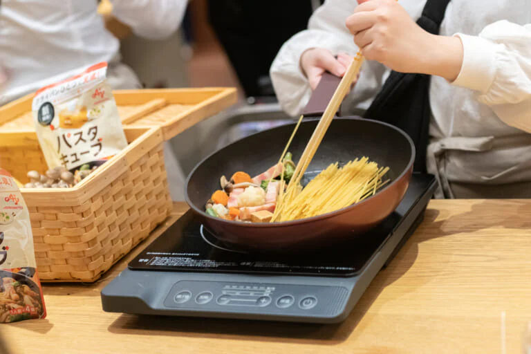 フライパン一つで具だくさんパスタ——「パスタキューブ™」うま辛ペペロンチーノ 4個入