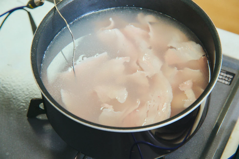 お湯が白く濁っている様子