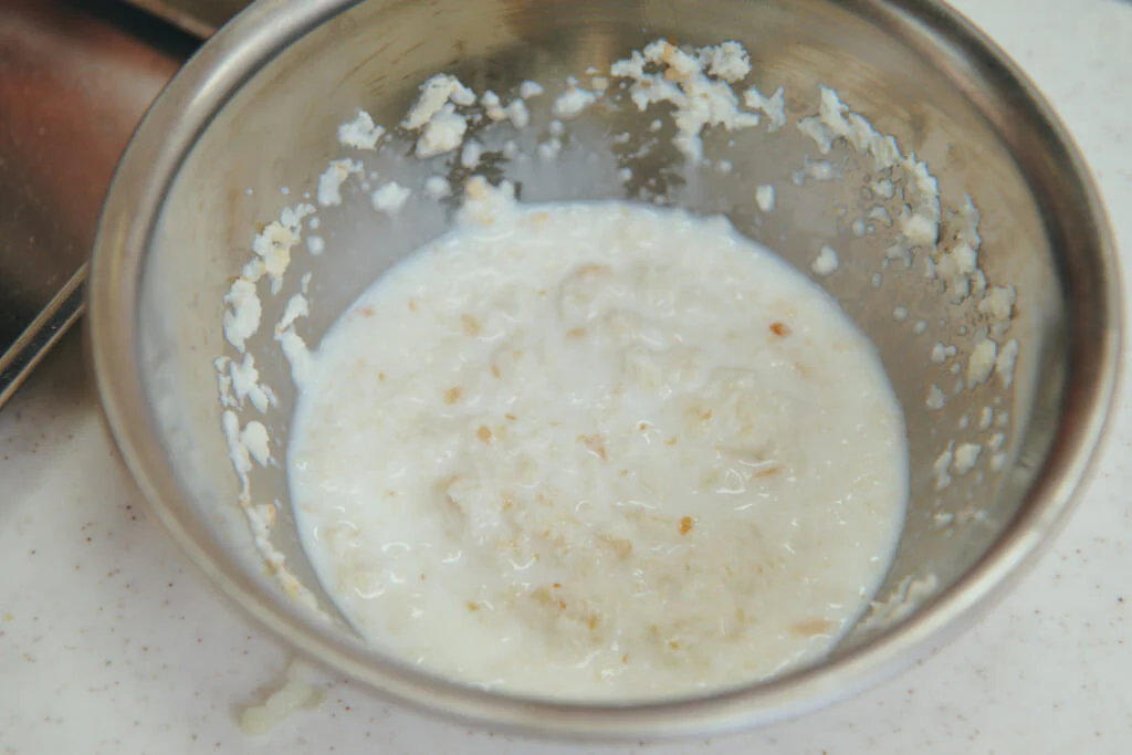 ポイント1：パン粉には水分を含ませ、玉ねぎは潰すようにみじん切りに